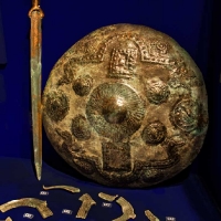 Archeonorico_Bronzeschild und Schwert